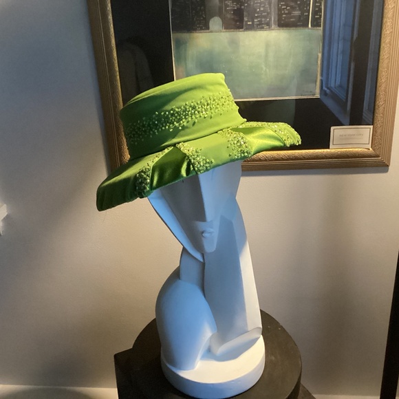 WOMANS HAT MILANO. APPLE GREEN. LINEN SATIN BEADED OMG.  💚💚💚💚💚 - Picture 1 of 11